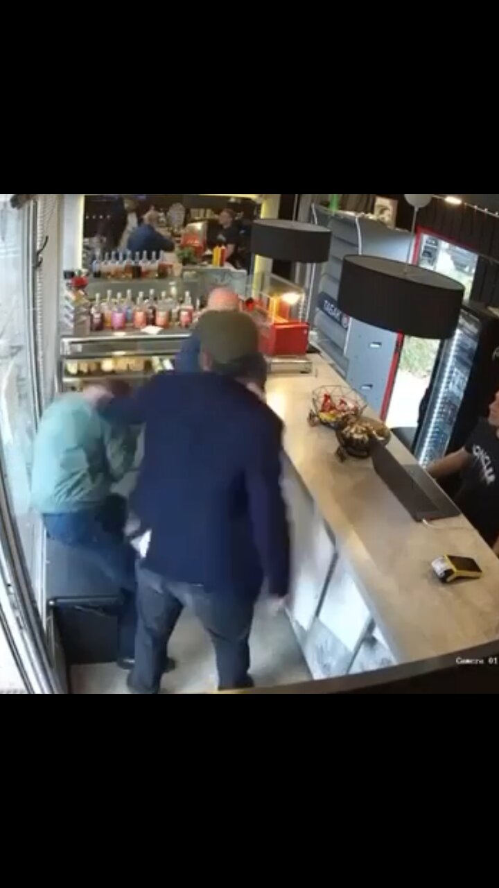 Un puñetazo a cambio de una taza de café