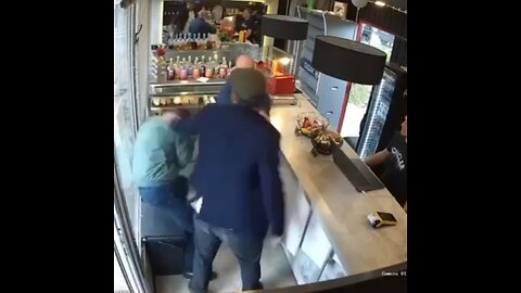 Un puñetazo a cambio de una taza de café