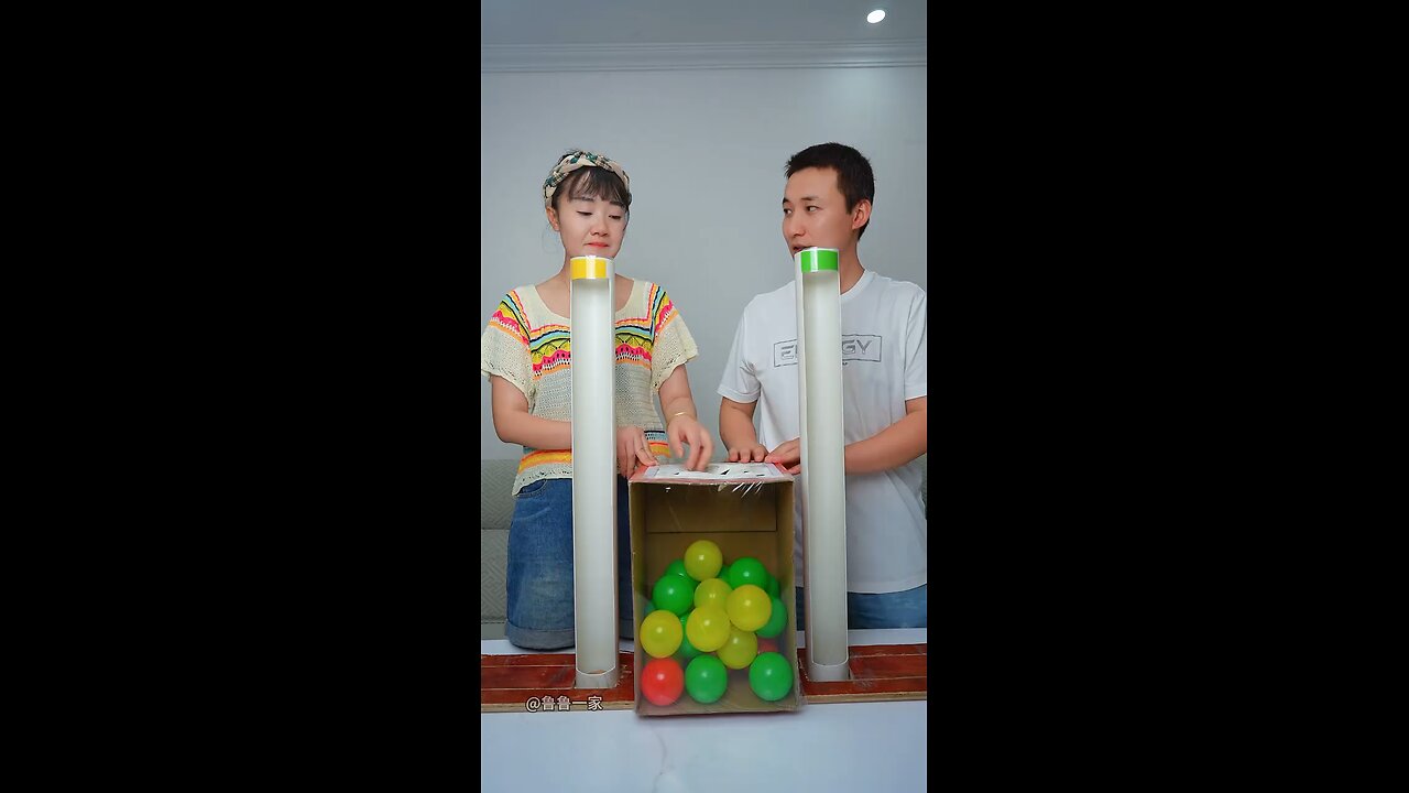 The secrets of the ball guessing game revealed! Mother and daughter play the guessing game challenge