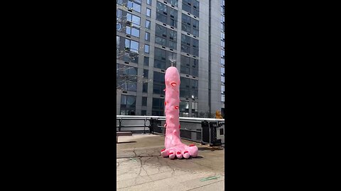 BREAKING: New York erects a 10-foot-tall pink "Foot Fountain" that sprays water from its tip.