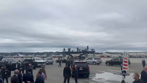 Vladimir Putin's plane is now rolling up to Air Force One in Alaska