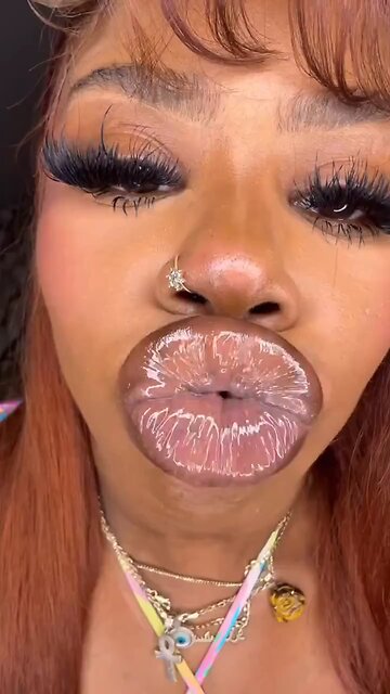 Her lipgloss be poppin