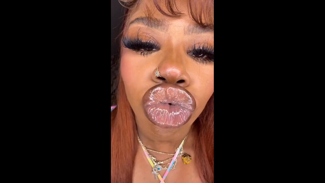 Her lipgloss be poppin