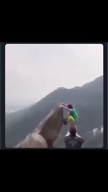 Here is another idiot dying for that all important really cool picture.🪦