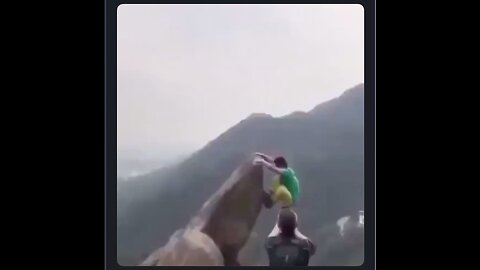 Here is another idiot dying for that all important really cool picture.🪦