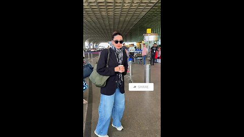 Bollywood Actress Karishma Kapoor Arrived Airport For Traveling❤️🥰