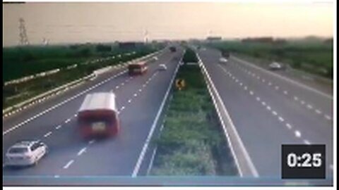 A driver suffered a heart attack, the bus broke the railings and fell 25 feet - India (Sep'23)