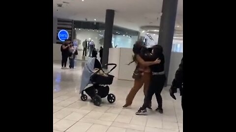 🔥 Fight at Mallplaza Vespucio,Chile: Mom Leaves Baby to Throw Punches!