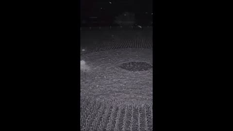 La caméra de sécurité des agriculteurs a capturé la formation d'un crop circle