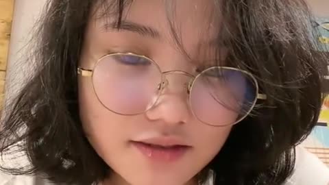 cewe kacamata cantik viral