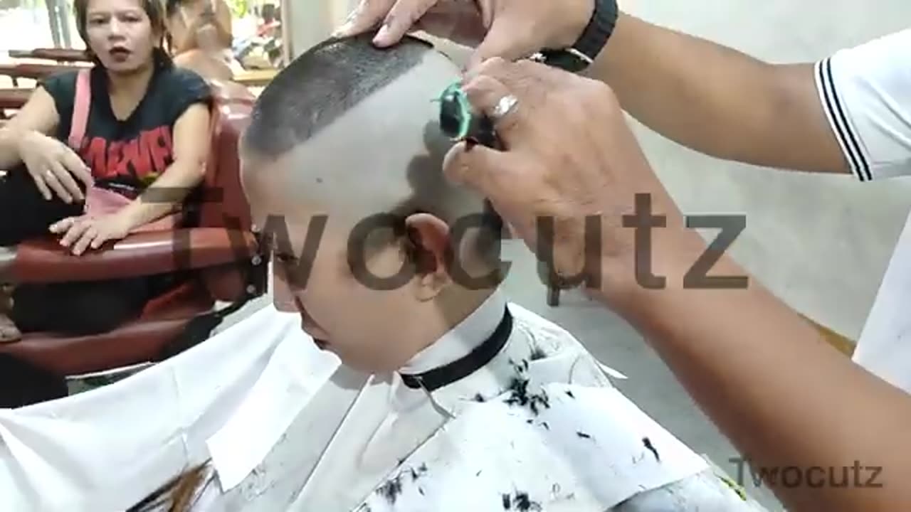 Hot model shaves off all her hair at barbershop