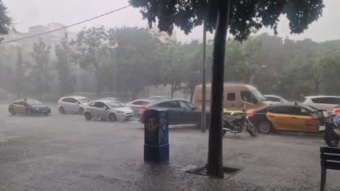 El agua descarga con fuerza en Barcelona