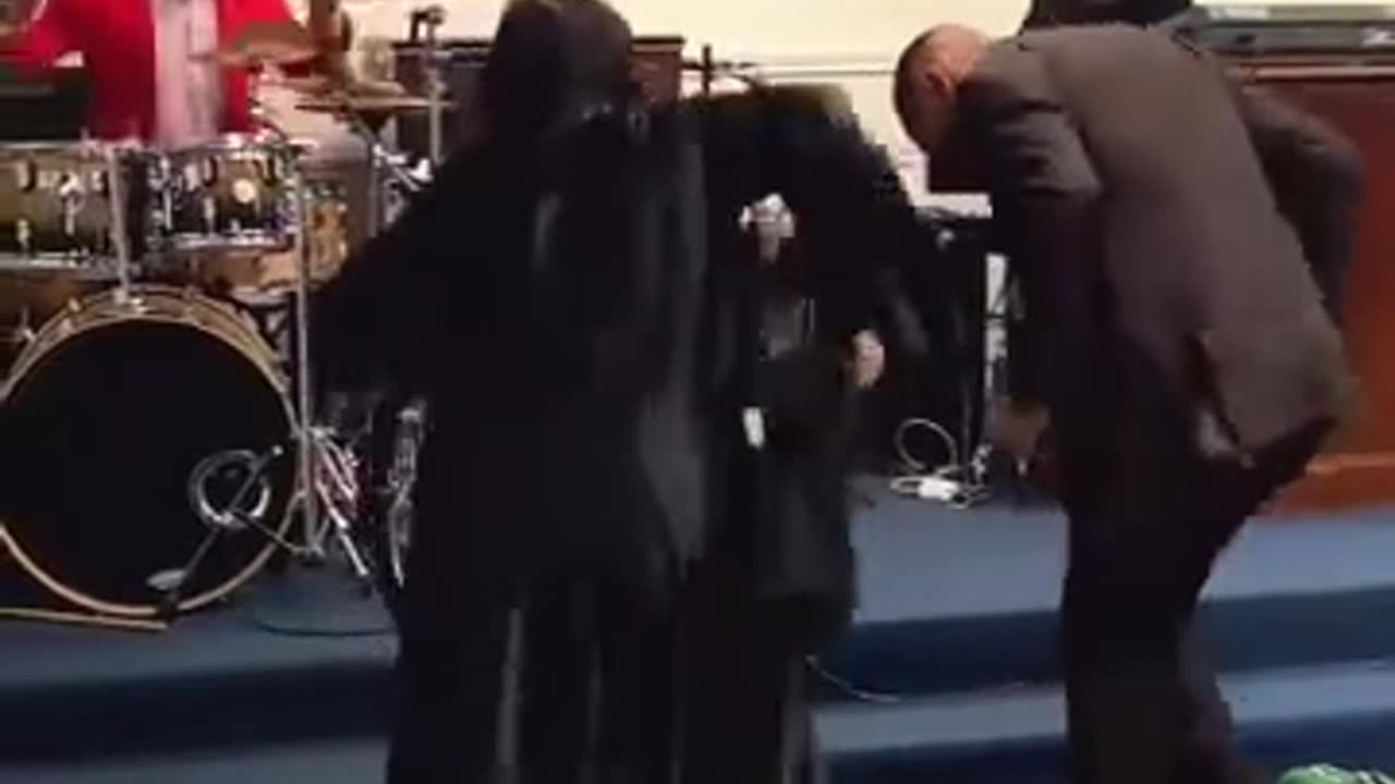 When the saints & musicians go in!! 💃🏽🕺🏽💃🏽💃🏽 #praisebreak