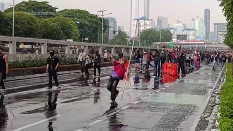 Indonesia riot police clash with students protesting allowances for lawmakers