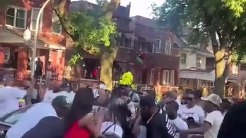 Cops encounter Yo's in Yo Chi Town hood