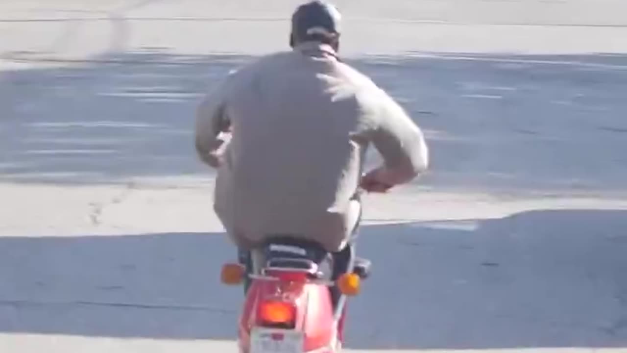 Guys left a moped out, totally unattended, just waiting for a thief to take the bait.