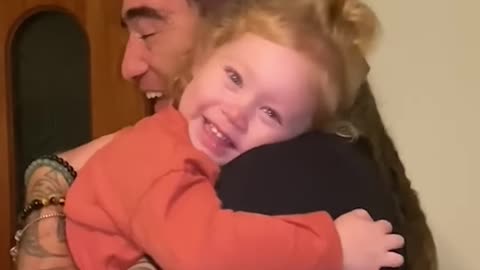 Daughter has heartwarming reaction to Dad returning home ❤️￼