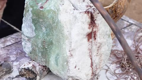 中国玉器制作历史悠久，至今已有12000年以上