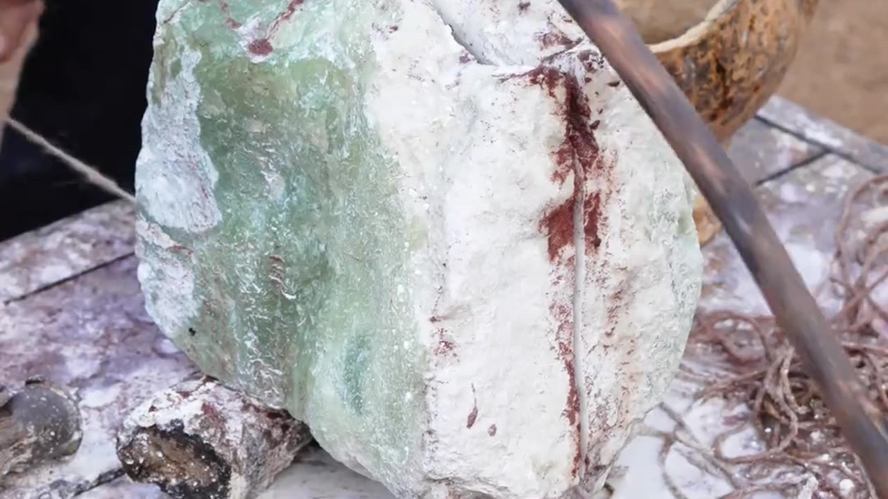 中国玉器制作历史悠久，至今已有12000年以上