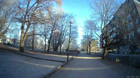 Promenad i solsken och in på Ica på Krämaren. Örebro 26 Nov. 2025