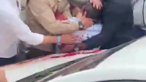 Acaban de atentar contra el precandidato presidencial opositor al gobierno de Petro, Miguel Uribe. "Las primeras versiones indican que Uribe fue atacado por detrás por un hombre, quien le disparó, al parecer, en la cabeza":