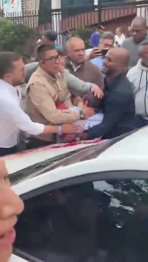 Acaban de atentar contra el precandidato presidencial opositor al gobierno de Petro, Miguel Uribe. "Las primeras versiones indican que Uribe fue atacado por detrás por un hombre, quien le disparó, al parecer, en la cabeza":