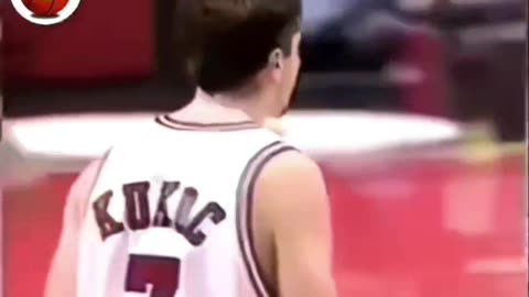 TONI KUKOC 🎯🏀 "IN YOUR FACE" a P.J. Brown por Andrés Montes y Daimiel