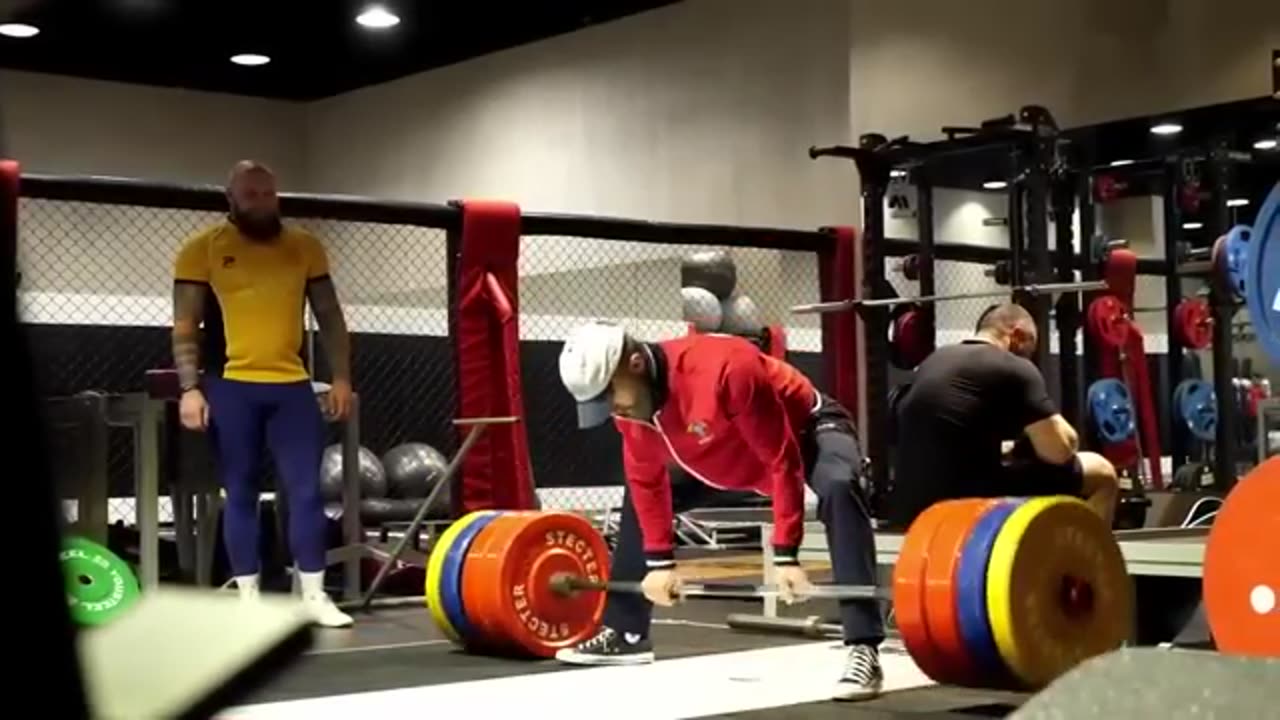 CRAZY OLD MAN pranks GIRLS in a GYM #1 | Aesthetics in public reactions