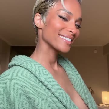 (9+) Take it back one time…cuz I didn’t wake up like this 😂🥰