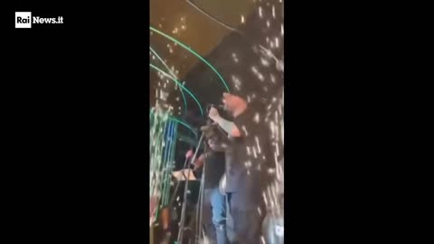 L'istante in cui il soffitto prende fuoco in discoteca a Kocani: video