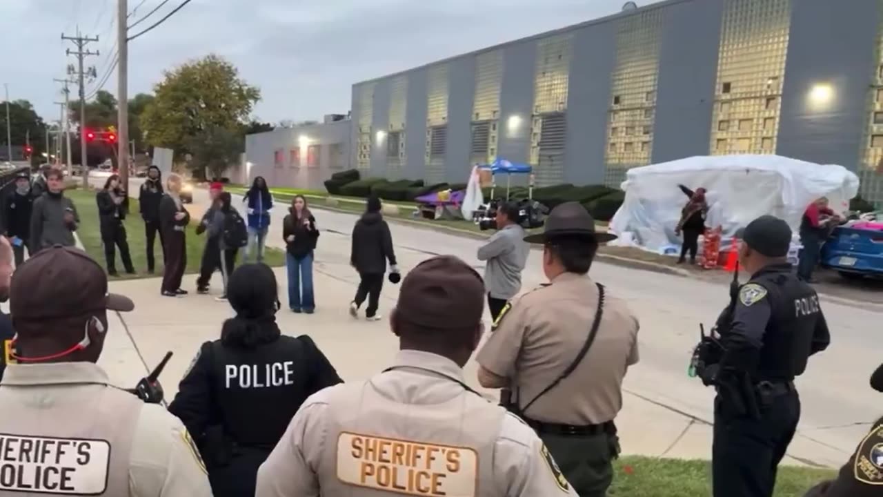 🚨 Chicago ICE protestors crash out via megaphone