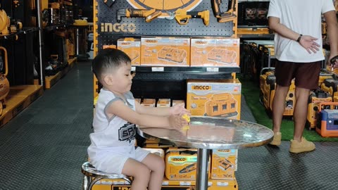 Namalit silang Grey ug iyang papa sa hardware store