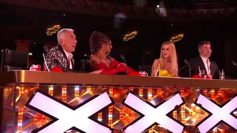 Illusionist Enzo Weyne makes Dec DISAPPEAR! | Semi-Finals | BGT 2023