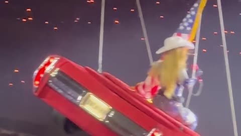 BEYONCE WAS STUCK IN THE AIR! THE CAR WAS TILTING! MY QUEEN!!! SHE'S OK THOUGH!