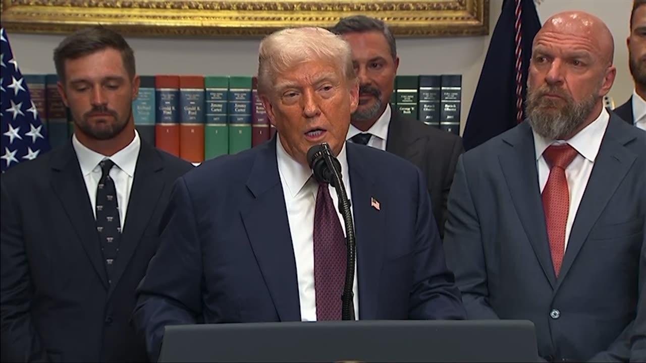 “He’s a Political Hack. He’s not a Smart Guy” - Trump SLAMS Jerome Powell