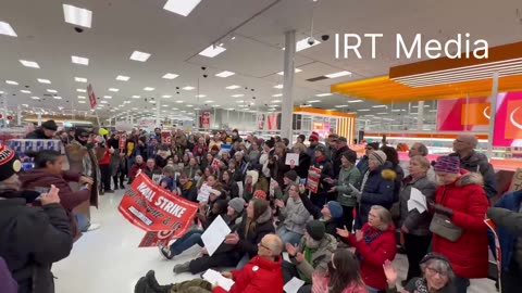 Những người biểu tình cánh tả da trắng lớn tuổi chống ICE tràn vào một cửa hàng Target ở Minnesota.