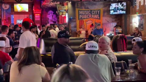 NASHVILLE TN LIVE BROADWAY STREET / PEOPLE WATCHING / BANDS WATCHING / BARS