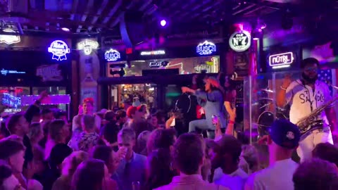 NASHVILLE TN LIVE BROADWAY STREET / PEOPLE WATCHING / BANDS WATCHING / BARS
