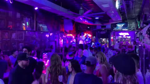 NASHVILLE TN LIVE BROADWAY STREET / PEOPLE WATCHING / BANDS WATCHING / BARS