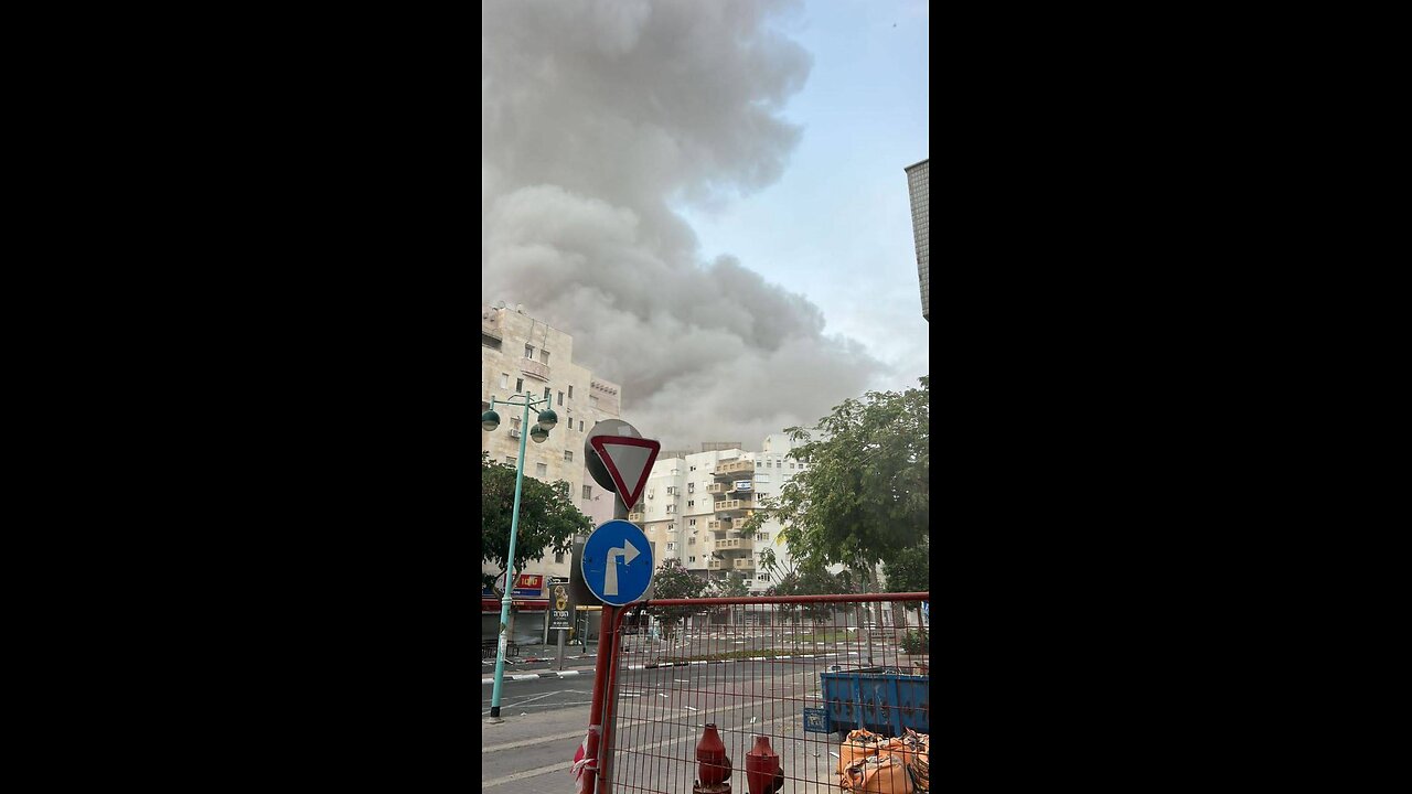 Medics are responding to reports of a ballistic missile impact in Beersheba.