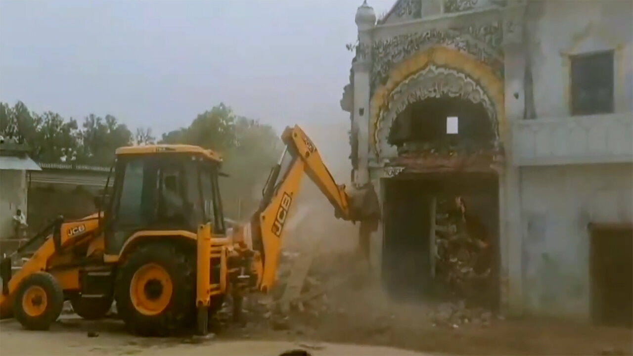 ভারতের উত্তর প্রদেশে বুলডোজার দিয়ে মাদ্রাসা ঘুরিয়ে দিয়েছে প্রশাসন