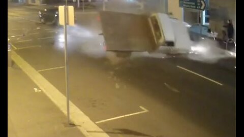Aussiecams - Ute goes through red light and causes collision and rollover Tasmania