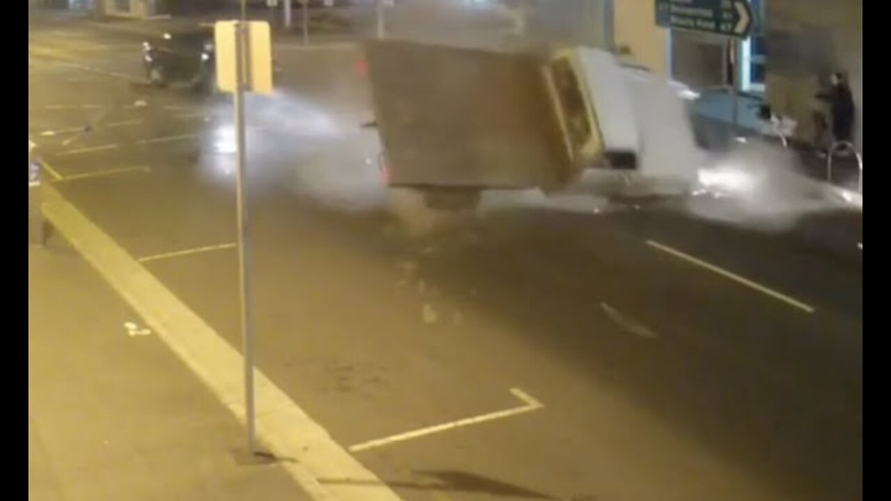 Aussiecams - Ute goes through red light and causes collision and rollover Tasmania
