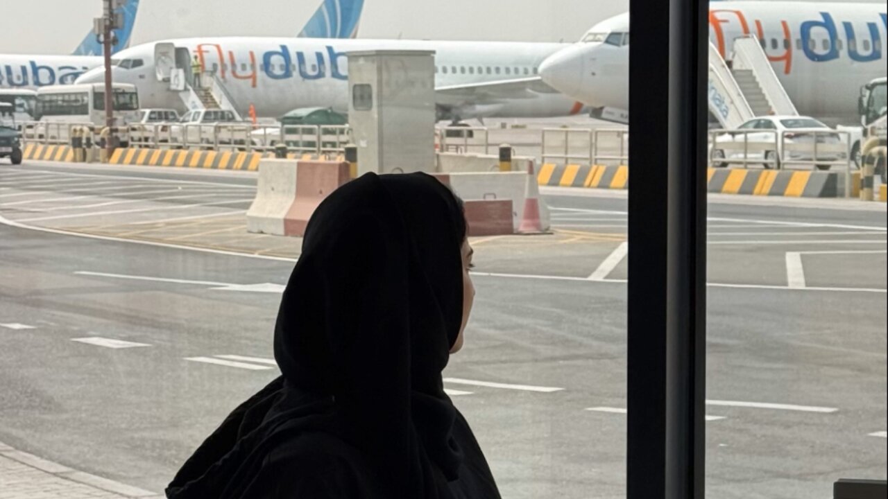 ✈️☕ She Swiped “Don’t Be Late”… Then Smiled 😏