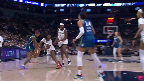 👀 Onyenwere SHAKEN UP after collision & fall | Minnesota Lynx vs Chicago Sky WNBA women's basketball