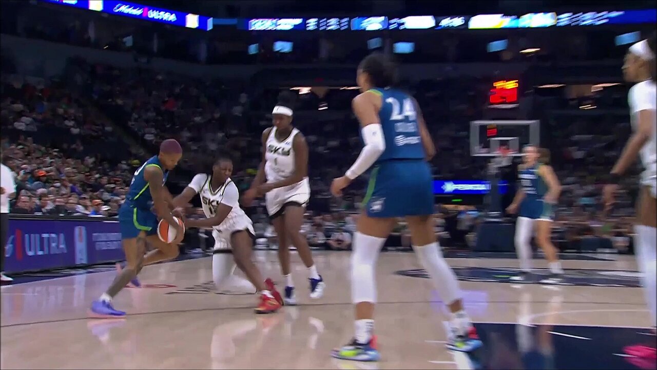 👀 Onyenwere SHAKEN UP after collision & fall | Minnesota Lynx vs Chicago Sky WNBA women's basketball