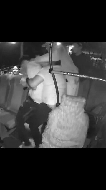 Conductor y pasajeros dan una paliza a delincuente armado en un bus