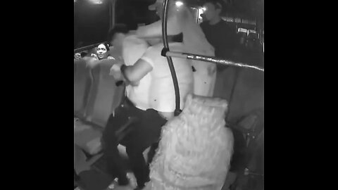Conductor y pasajeros dan una paliza a delincuente armado en un bus