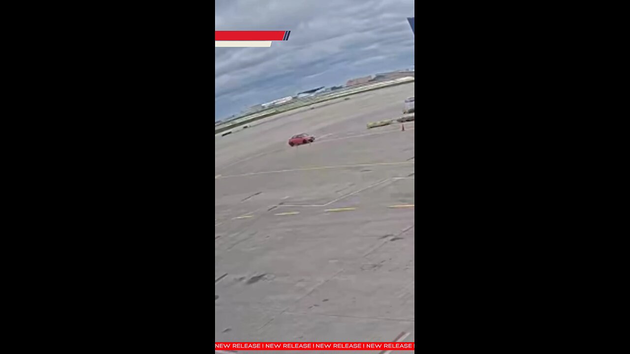 Delivery driver enters restricted zone near planes @ Chicago O’Hare before being stopped. #japdmedia