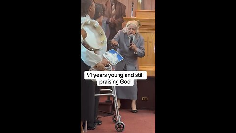 91 years old and still praising God 👵🏽🙌🏾🎤🎶🎵